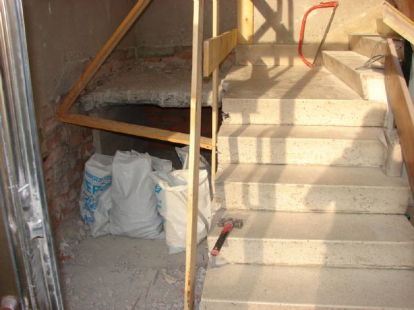Demolición parcial de las escaleras, para que los vecinos puedan utilizar una zona mientras preparamos la otra