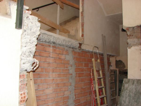 Demolición de forjados y tabicado de bajo escalera, para crear el nuevo cuarto de contadores y ampliar el portal