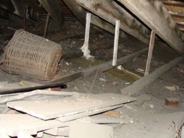 Estado de parte del bajo cubierta, donde había solivillos para techo raso, que no podían ser utilizados como apoyo para la nueva vivienda.