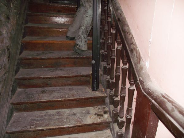 Se coloca el castillete metálico, atravesando la escalera de madera existente.