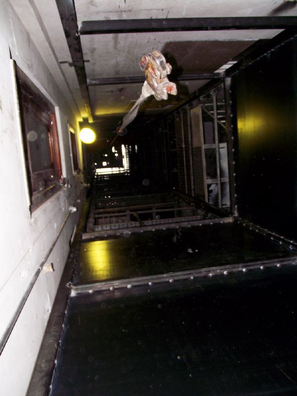 Se observa el castillete y el cierre con chapa negra de dos caras del ascensor.