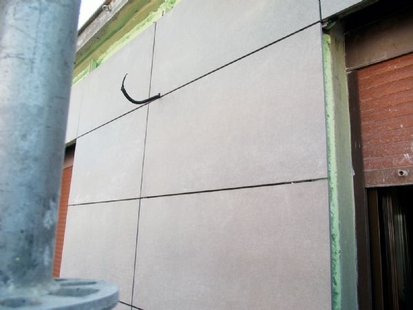 Detalles de la colocación de fachada ventilada.