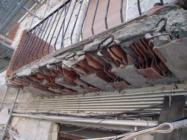 Balcón muy deteriorador, que se ha demolido y reconstruido por completo.