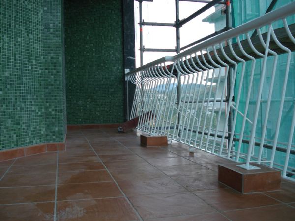 Se han impermeabilizado con tela asfáltica los suelos de los balcones. En la imagen se puede apreciar como se han realizado unos dados para que los anclajes de las barandillas no perforen la impermeabilización.