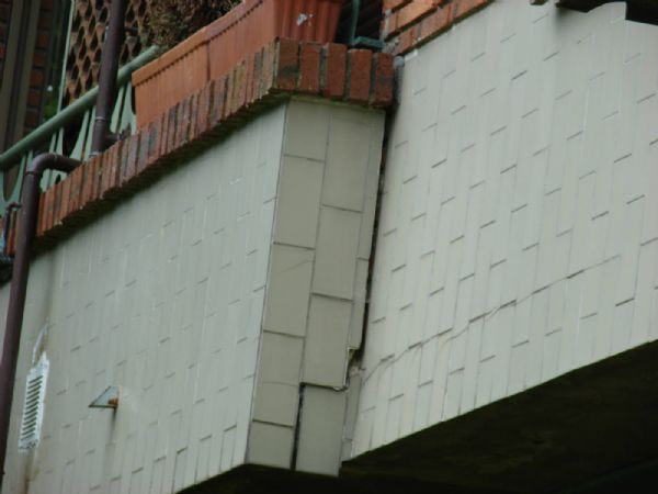 Detalle de estado antes de la obra. Los antepechos de los balcones estaban sin trabar con las paredes y se estaban desplomando hacía fuera.