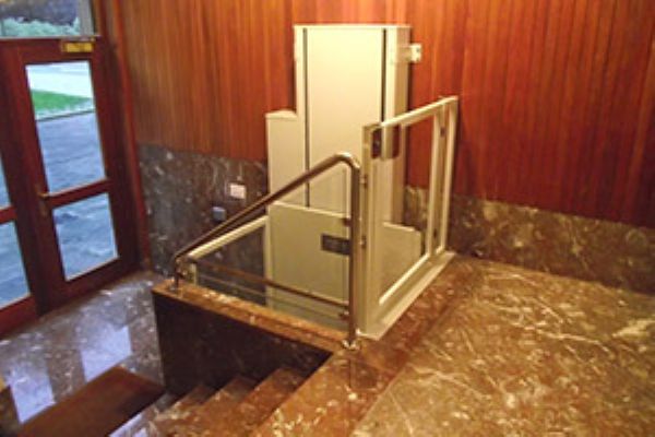 Instalación de plataforma elevadora