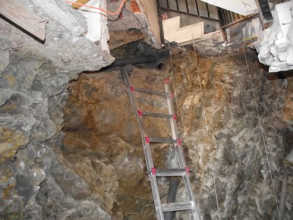 Excavación en roca para crear el espacio para el ascensor y su foso.