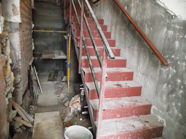 Se observa el soporte de la nueva escalera, en chapa lagrimada y el acceso que se estaba creando para el ascensor.