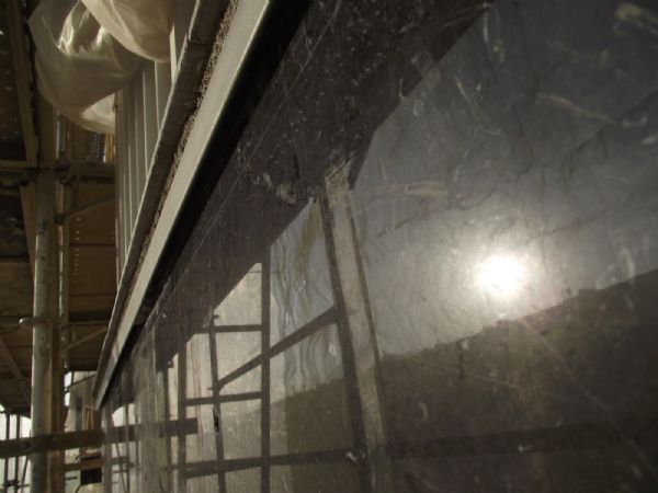 Goterón de aluminio lacado, que se coloca separado de la piedra, para que el agua del suelo del balcón no escurra por la piedra