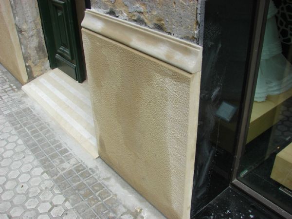 colocación de friso de piedra en la fachada del portal