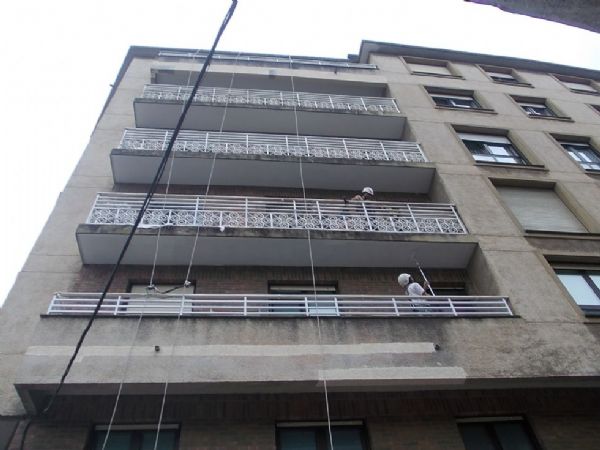 Técnicas de alpinismo acceden a los balcones, donde trabajan