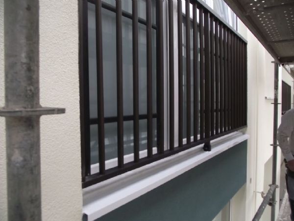 Delante de los cerramientos de balcones colocación de  encimera de aluminio