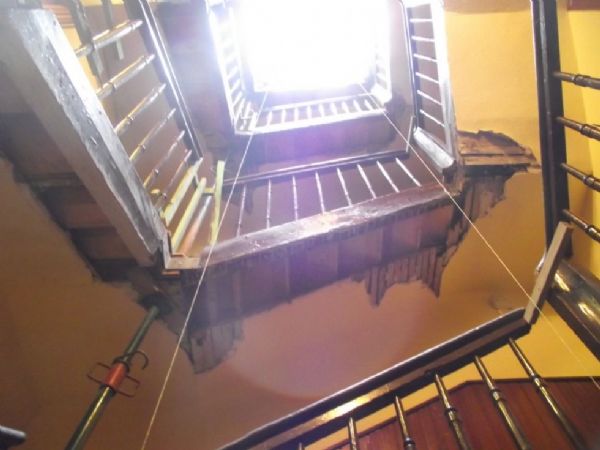 Recorte de escaleras para ampliar el hueco para ascensor, desplazando los barandados existentes (que se retirarán más adelante)