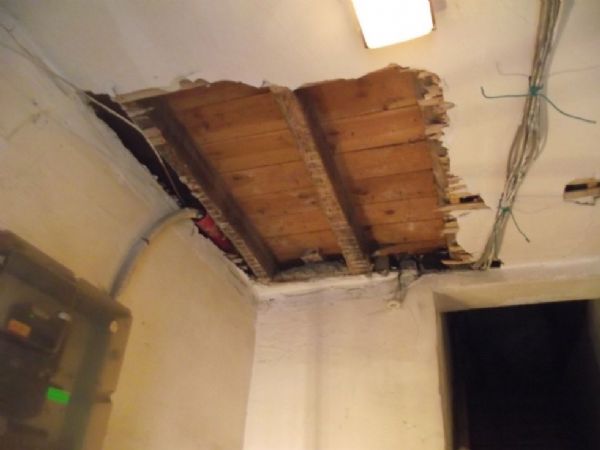 Demolición de falso techo en portal, para hueco donde se instalará el ascensor