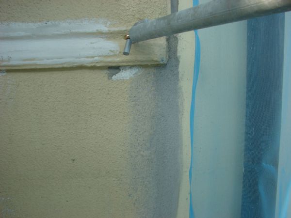 se limpió la fachada con agua a presión y se han realizado reparaciones puntuales tanto en las paredes como en techos balcones 