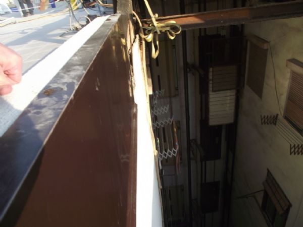 Colocación de goterón en aluminio lacado en marrón en el bordillo perimetral