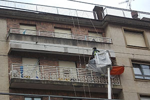 Trabajos en fachada sin andamio con plataforma elevadora