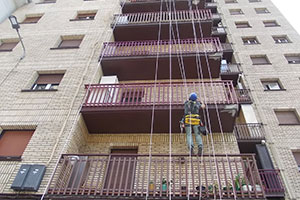 Trabajo en fachada con técnicas de alpinismo