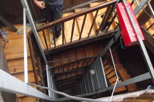 Instalación de ascensor de doble entrada