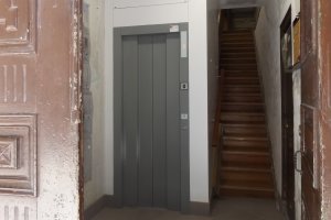 Instalación de ascensor cogiendo espacio de las viviendas