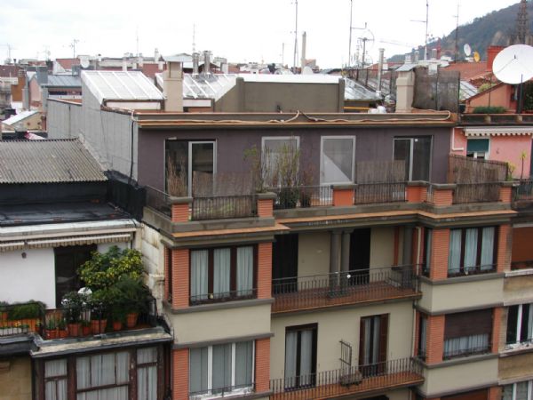 el trabajo terminado. Adems de la reparacin puntual de las fachadas se han alicatado los suelos de los balcones, impermeabilizado la cubierta y reparado los patios