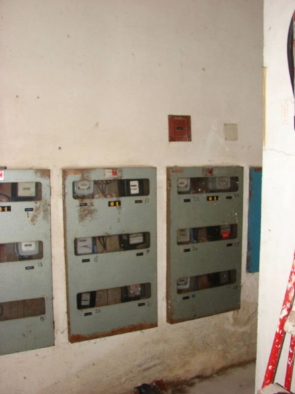 Los contadores eléctricos antes de la obra y el espacio bajo escaleras a modificar.