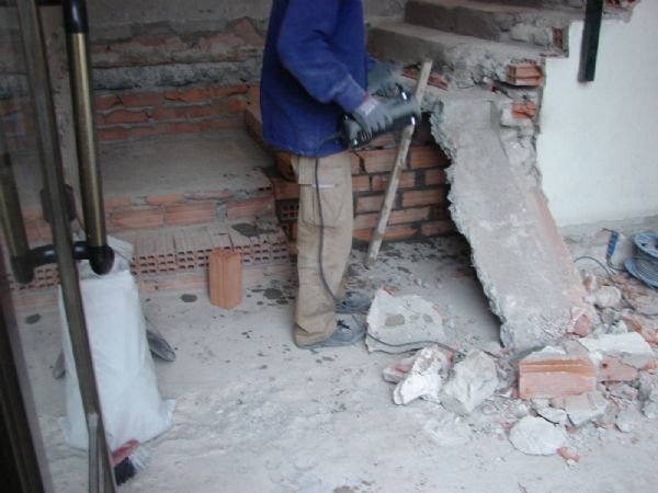 Demolicin de la segunda parte de las escaleras, una vez preparada la primera zona