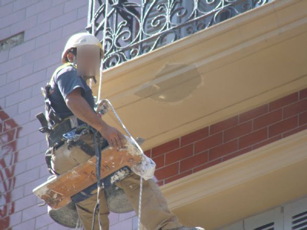 A reparacin puntual de zonas deterioradas en frente de balcn a fachada principal con mortero imitacin de piedra. Reparacin en patio en etxaide 8, San Sebastian