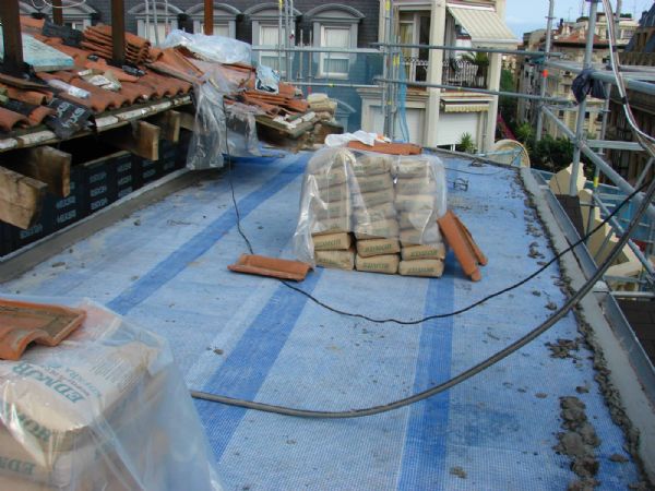 La nueva terraza, una vez colocados los canalones, terminada la impermeabilización, colocado geotextil, malla y maestras
