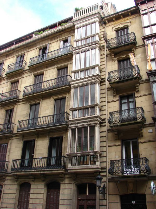 Estado antes de la obra. Tenan filtraciones por las ventanas del mirador y varias zonas podridas, por lo que decidieron cambiar los miradores, obligando el ayuntamiento a que se realizasen los nuevos en madera, con el mismo diseo que los originales