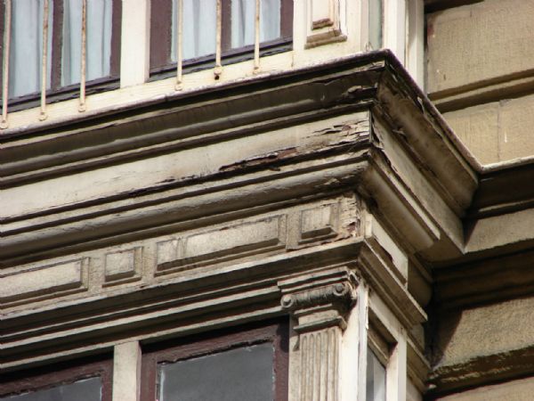 Estado antes de la obra. Tenan filtraciones por las ventanas del mirador y varias zonas podridas, por lo que decidieron cambiar los miradores, obligando el ayuntamiento a que se realizasen los nuevos en madera, con el mismo diseo que los originales