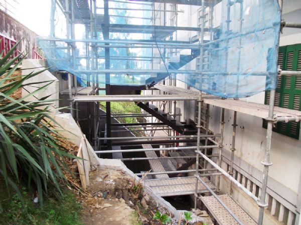 Construccin de nuevas escaleras en chapa negra, antes de demoler la caja de escaleras.