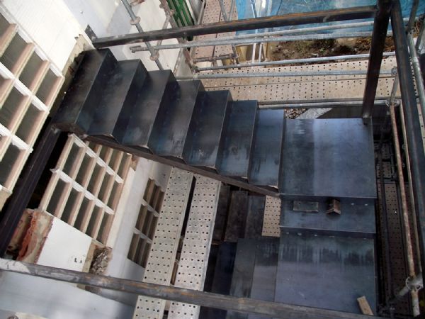 Construcción de nuevas escaleras en chapa negra, antes de demoler la caja de escaleras.