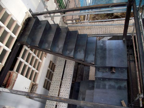 Construccin de nuevas escaleras en chapa negra, antes de demoler la caja de escaleras.