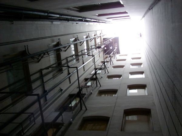 Estado antes de obra, se observa el viejo ascensor, que est en el patio y que no tena cierre.