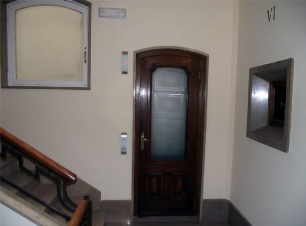 Se han mantenido las puertas del ascensor  anterior, colocando en la pared los mecanismos del nuevo ascensor.