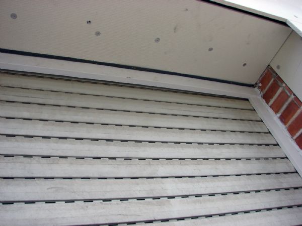 En el cabezal se observa la cinta (negra) que se pone entre los marcos y la placa. También se observa la apertura que se deja para ventilación entre la placa del techo y la placa del frente.