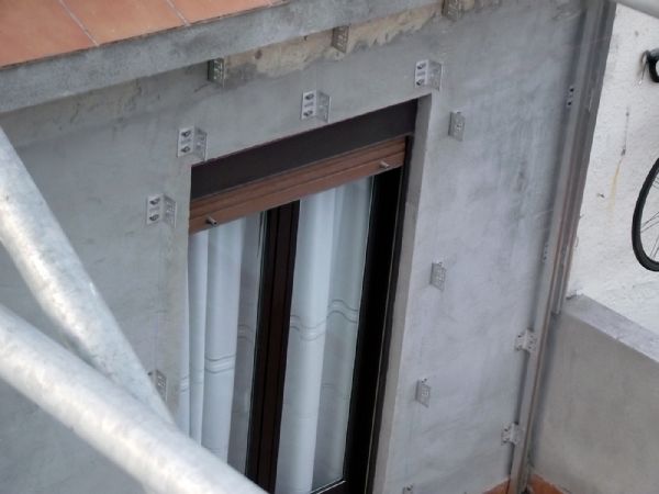 Colocación de  perfilería para la fachada ventilada.