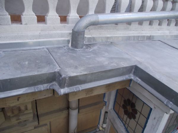 Cubrición de cornisa de fachada con zinc