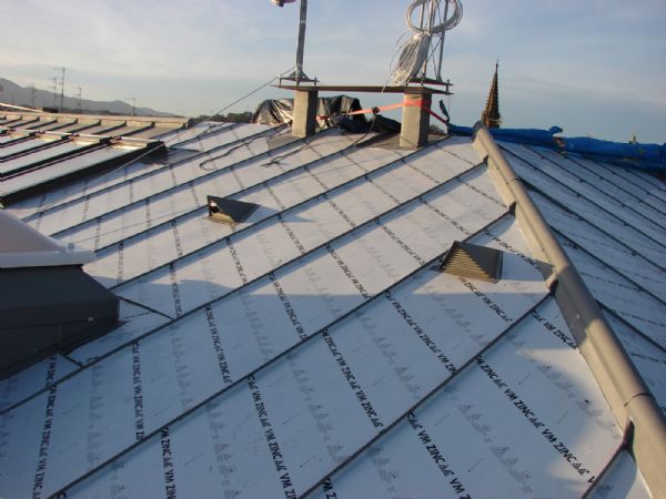 Salidas de ventilacin para el bajo cubierta y, ms arriba, base para la chimenea, que se forra con zinc hasta debajo de la plataforma