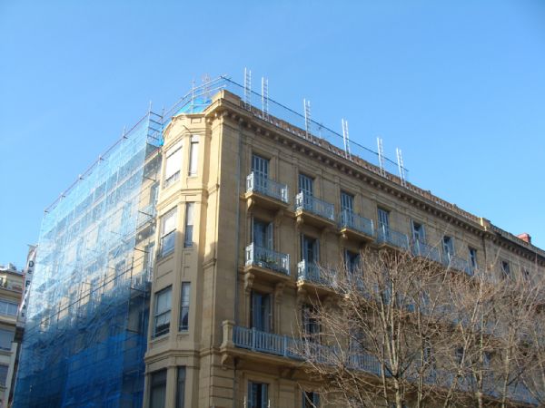 En dos de las fachadas se ha colocado andamio como proteccin y en la fachada de la plaza se coloc barandilla en la cubierta y andamio de paso calle abajo