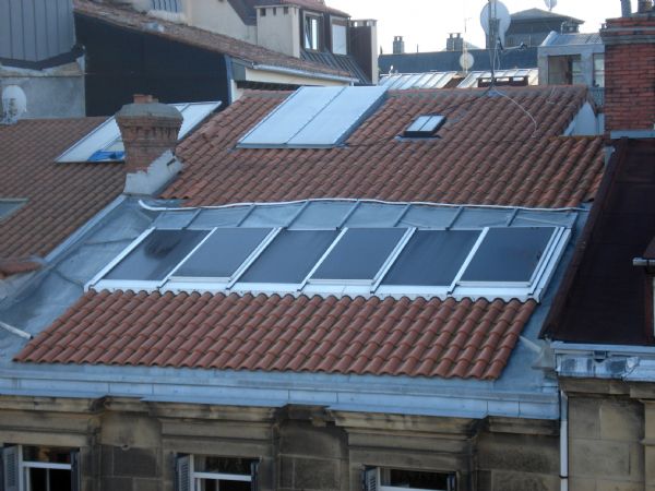 El trabajo terminado. En el lateral izquierdo se observan las piezas que se han colocado en la ancha limahoya de zinc, para evitar que el agua coja demasiada velocidad y que pudiese pasar sobre el canaln.