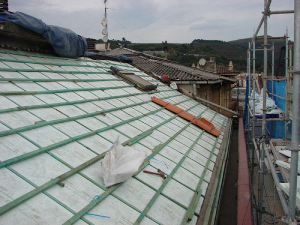 Una vez demolida la teja de fibrocemento con amianto se colocó rastrelado vertical, aislamiento, rastrelado horizontal y la teja