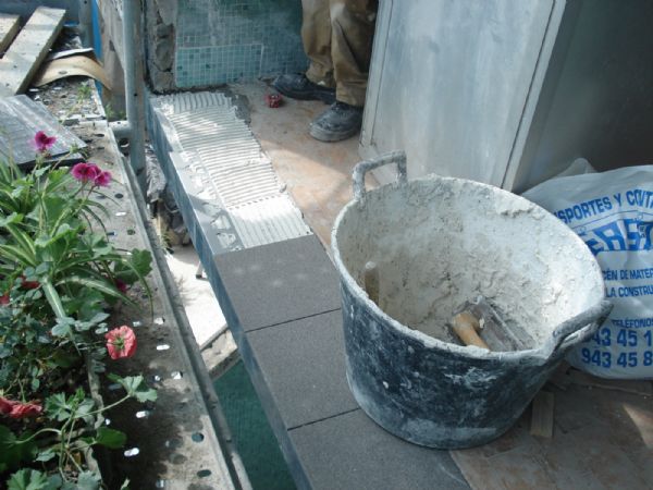 una vez colocado el aplacado de piedra en los frentes de los forjados se coloc el perfil gotern de aluminio y la primera hilera de los balcones. De esta forma evitaron sustituir la plaqueta de los suelos de los balcones completos