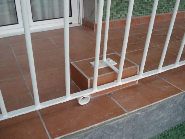 Se han impermeabilizado con tela asfltica los suelos de los balcones. En la imagen se puede apreciar como se han realizado unos dados para que los anclajes de las barandillas no perforen la impermeabilizacin.