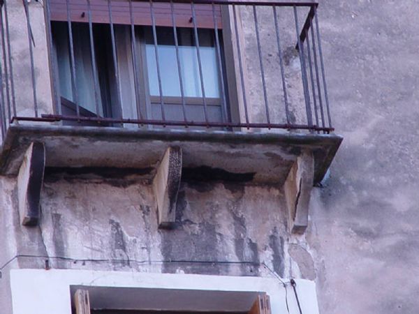 detalle de balcones de losa y mensuras de piedra maciza, antes de la obra