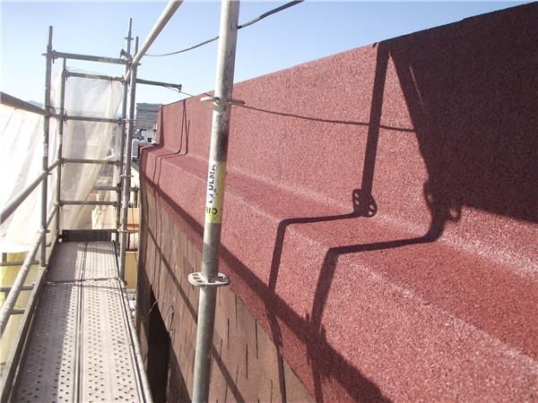 020 el murete de cubierta con la segunda capa de tela asfaltica, con acabado mineral rojo