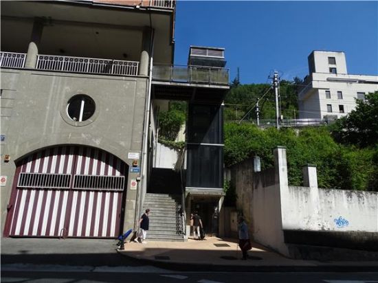 1 ascensor en la calle Barakaldo, cerca del portal 21