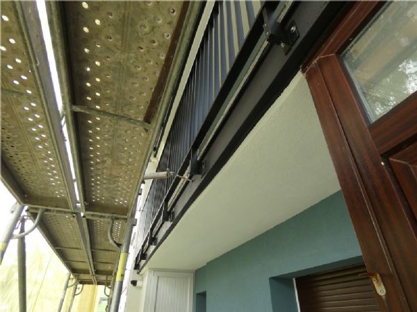 11 barandillas ancladas a los frentes de balcones