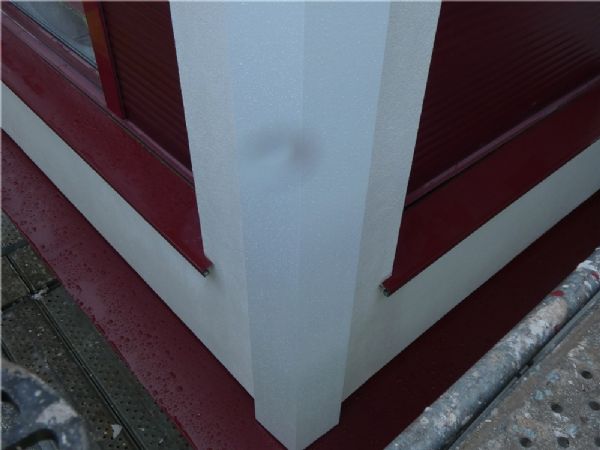 14 Las esquinas protegidas con panel de aluminio composite